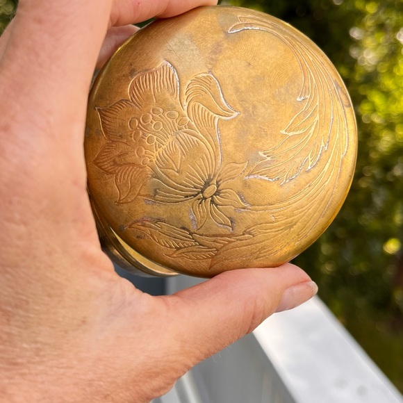Vintage Gold Metal Embossed Compact - Picture 4 of 5